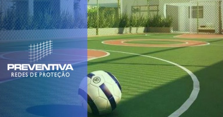 Como é realizada a instalação da tela para quadra de futebol